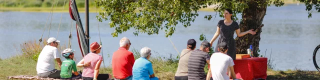 Lecture Plein Air Bord De Loire
