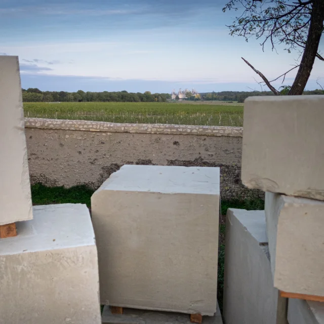 Installation artistique Wahou, Charrette renversée avec vue sur Chambord