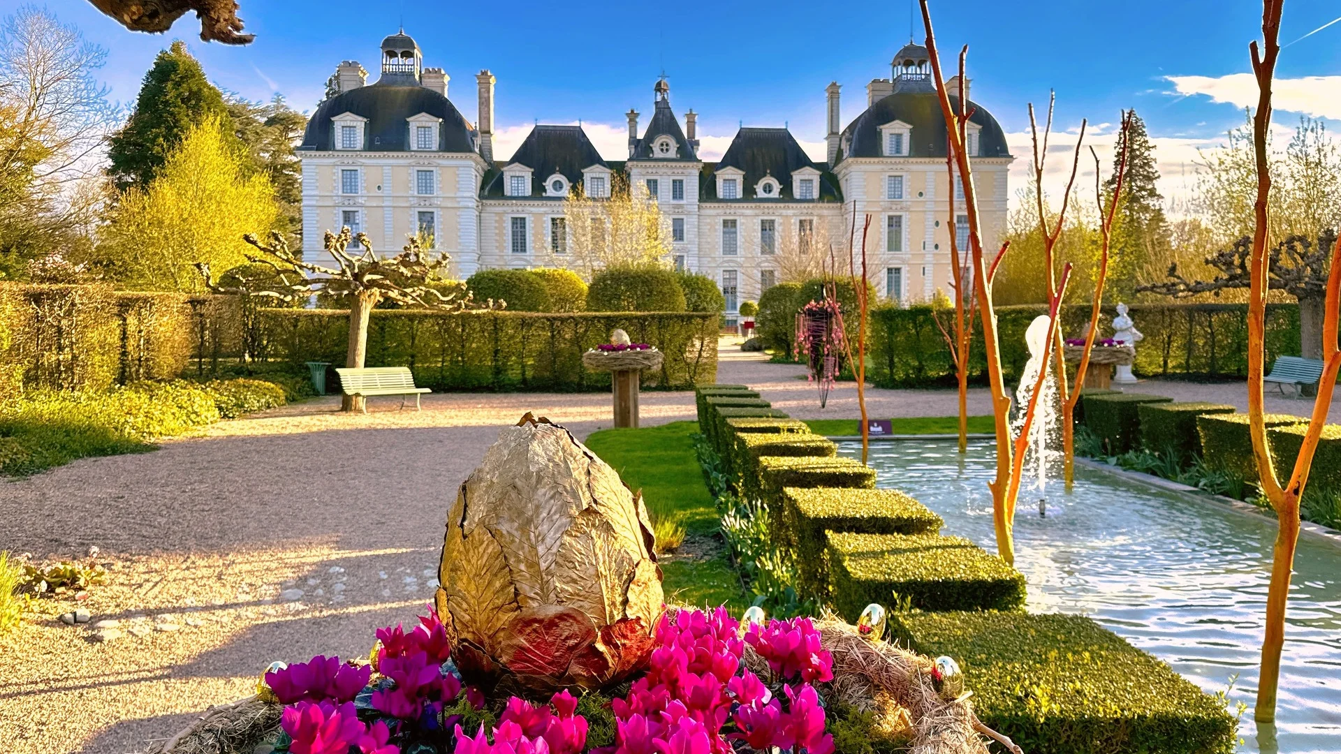 Décorations de Pâques dans les jardins du château de Cheverny