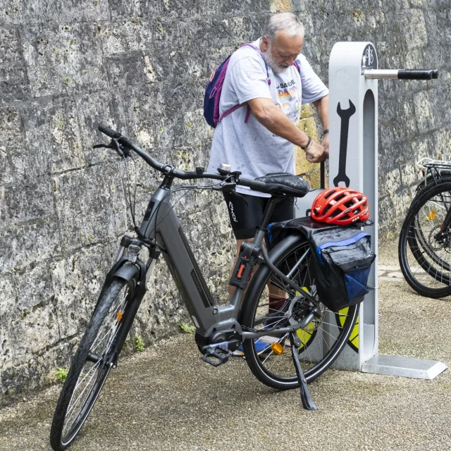 Borne de réparation vélo devant l'Office de Tourisme de Blois