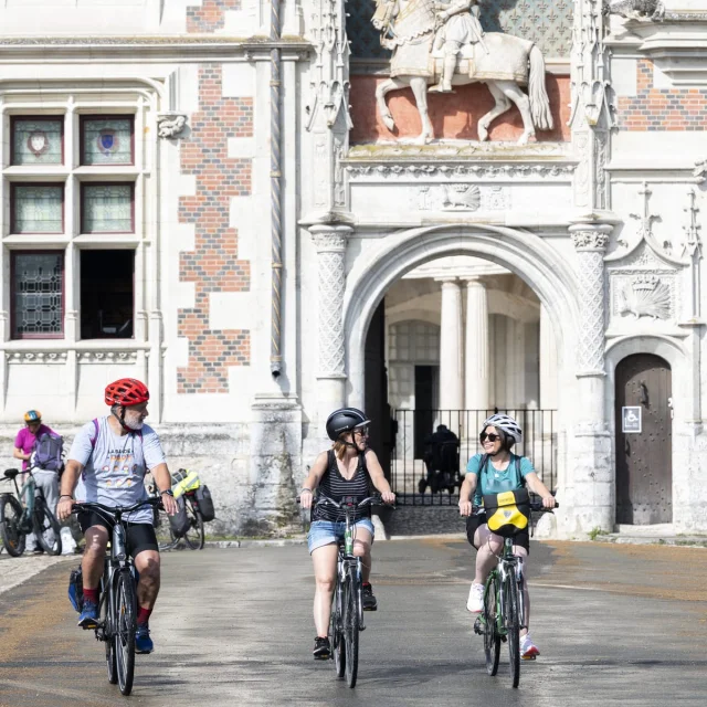 A vélo devant le château royal de Blois