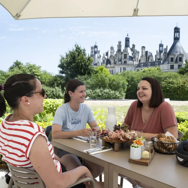 Pause gourmande en terrasse devant Chambord